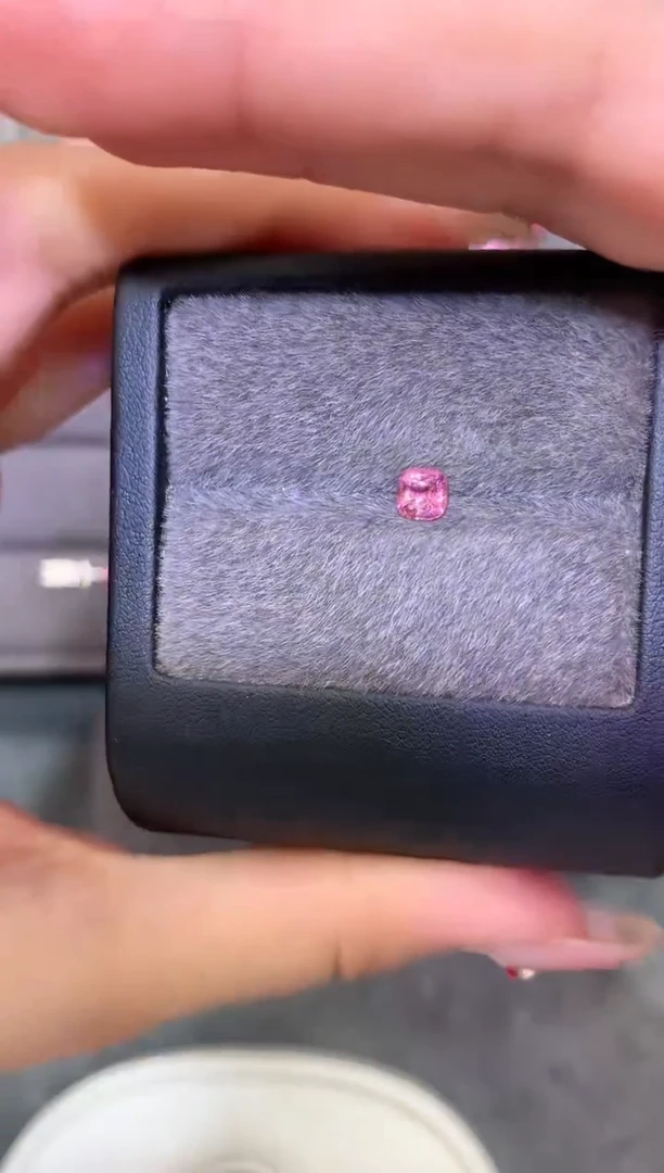 未镶嵌裸石定制尖晶石枕型 莲花色调 0.64ct