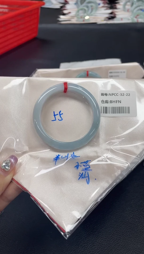 翡翠手镯未镶嵌翡翠手镯