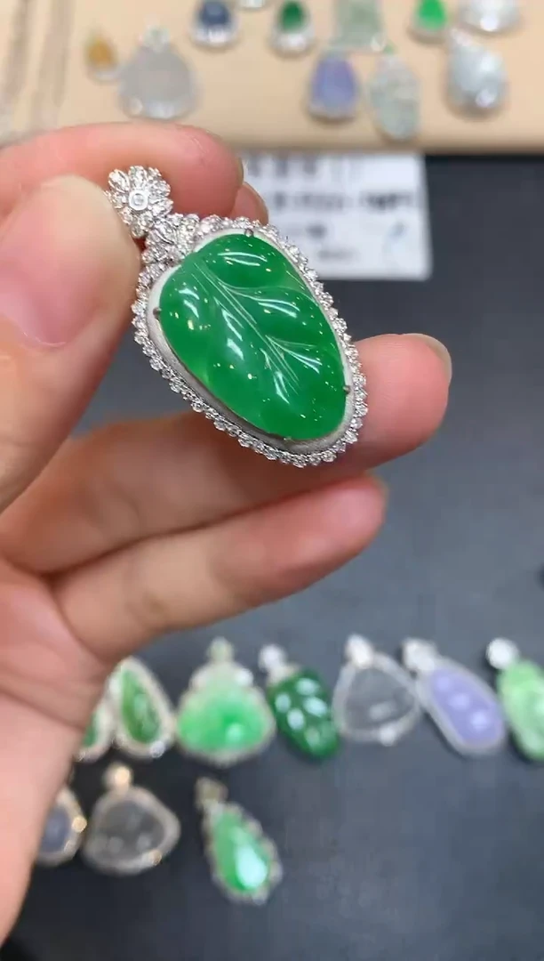 颈饰18K金镶嵌翡翠树叶【无服务费