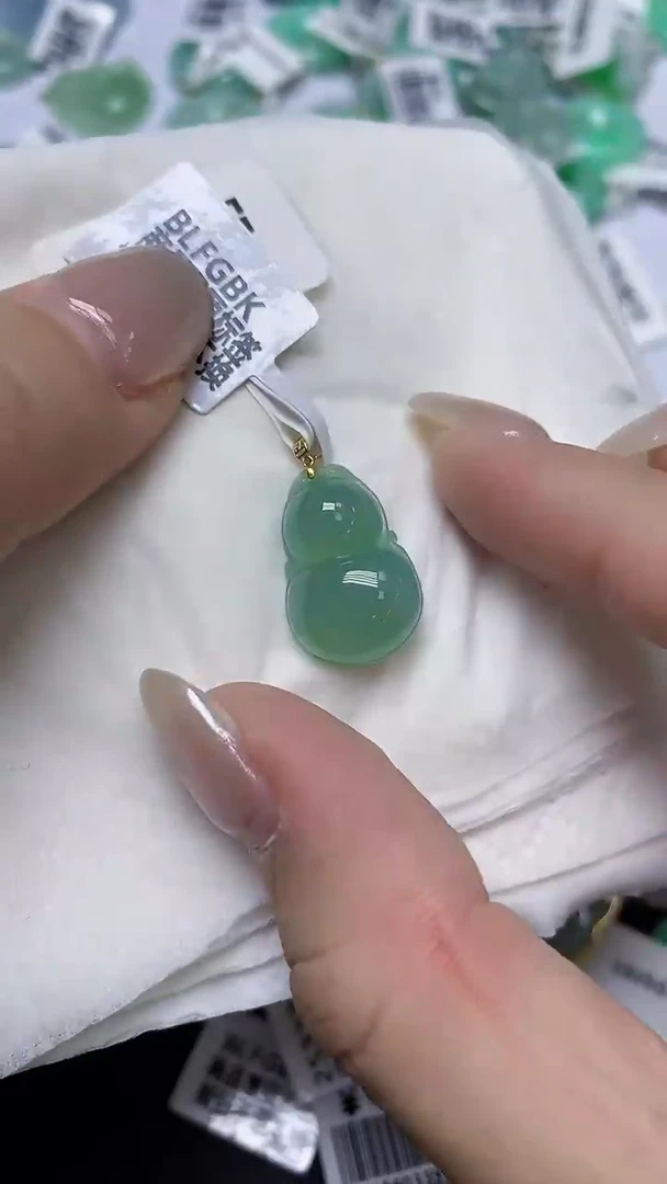 翡翠18K金镶嵌颈饰天然缅甸翡翠A货