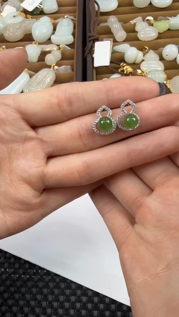 颈饰未镶嵌和田玉耳饰一对