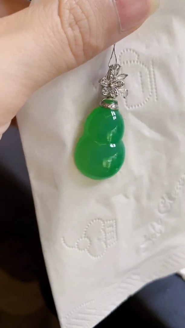翡翠18K金镶嵌颈饰葫芦