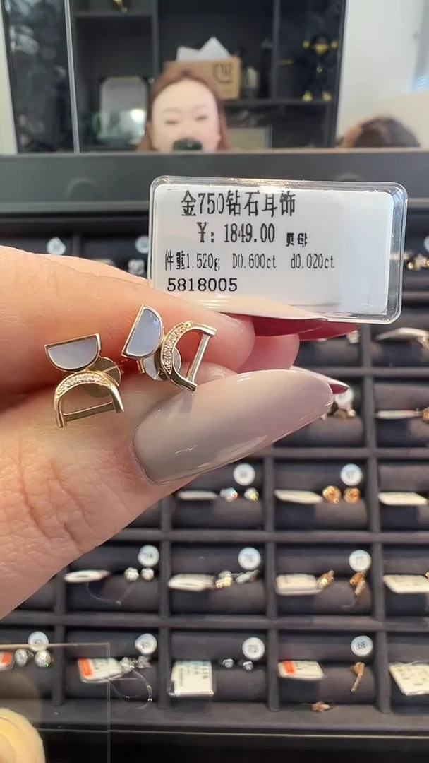 18K金镶嵌耳饰钻石天然真金真钻