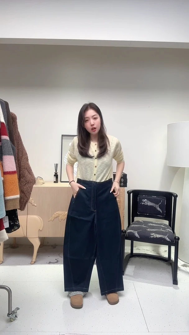 靛蓝色单宁立体裁剪弯刀牛仔裤
