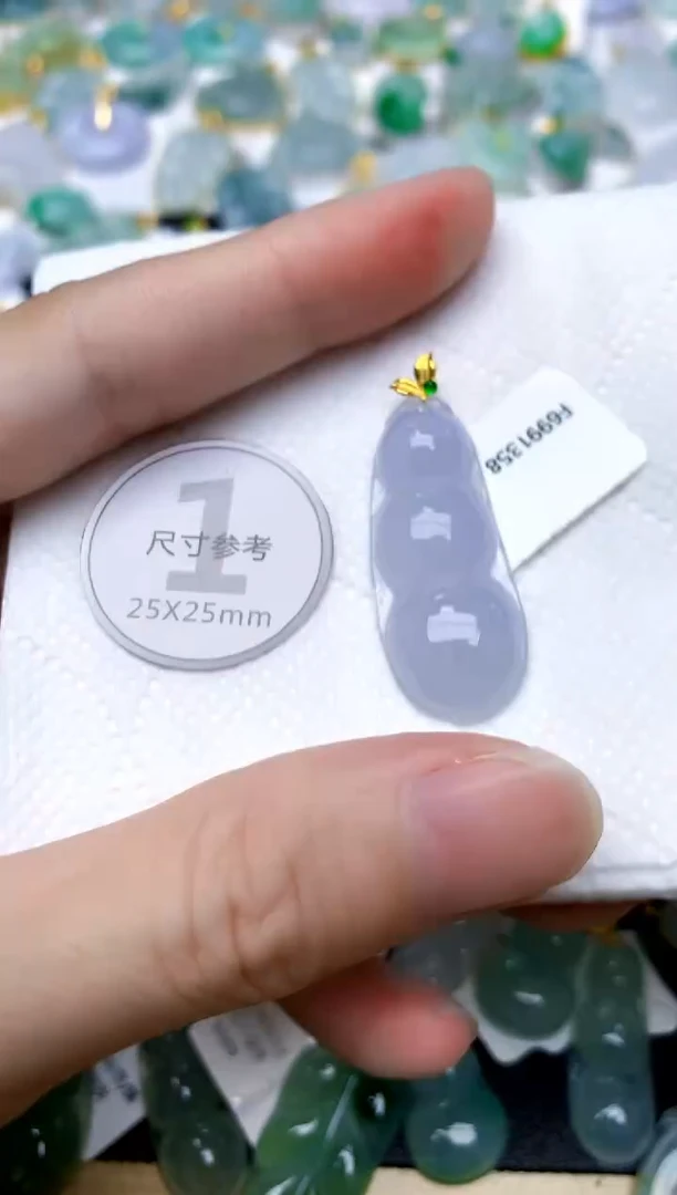 颈饰18K金镶嵌翡翠天然A货翡翠