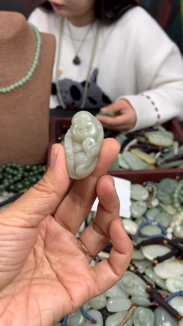 颈饰未镶嵌和田玉（多样性发一件）没有证书有瑕