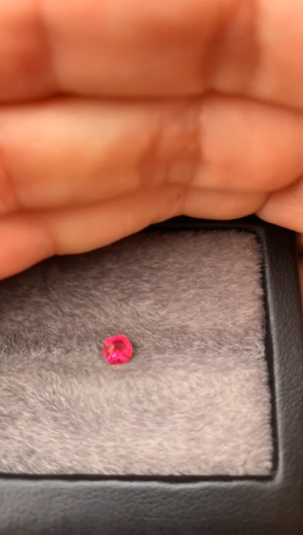 未镶嵌裸石定制尖晶石枕型 高色色调 0.35ct