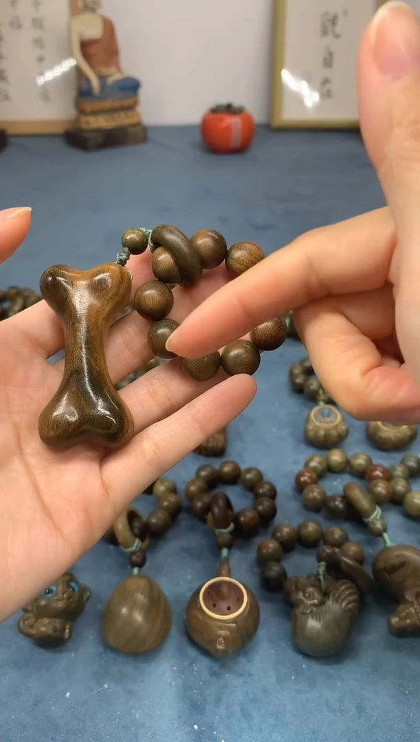 【闪购商品】维腊木（绿檀）把件骨头按摩棒