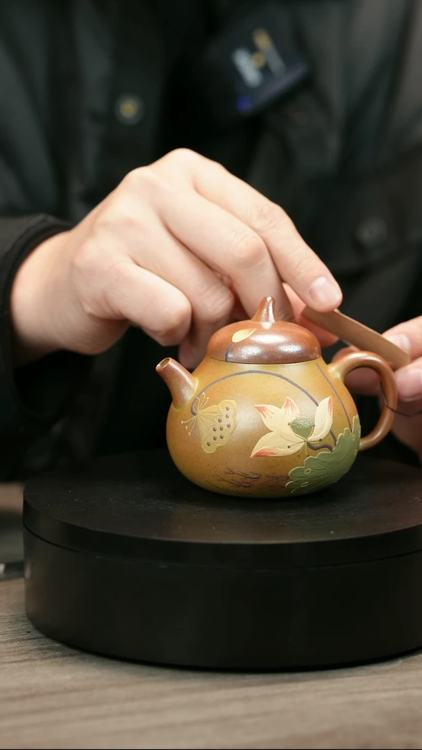 茶壶紫砂大***6H2435李小琴堆绘莲花茄瓜