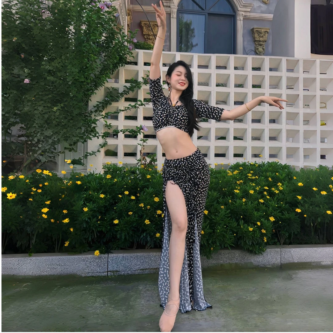 肚皮舞东方舞练功服套装女时尚波点可一字领上衣初学者练习服团服