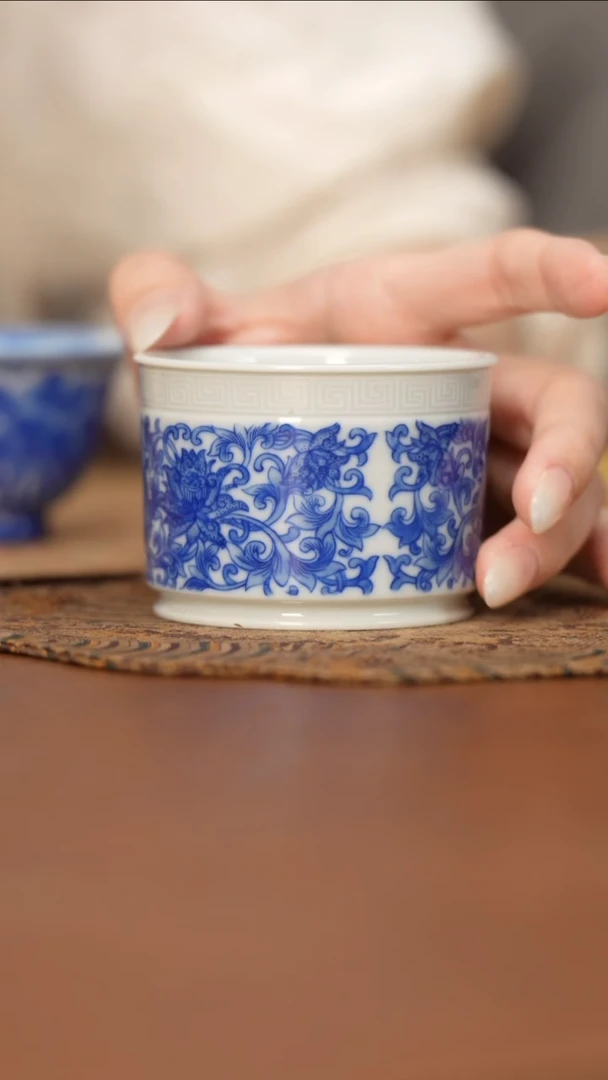 杯看山柴窑青花缠枝