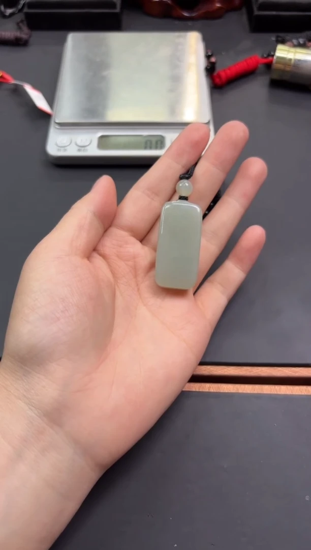 【闪购商品】和田玉吊坠(赠链)未镶嵌且末微色差近矿吊坠