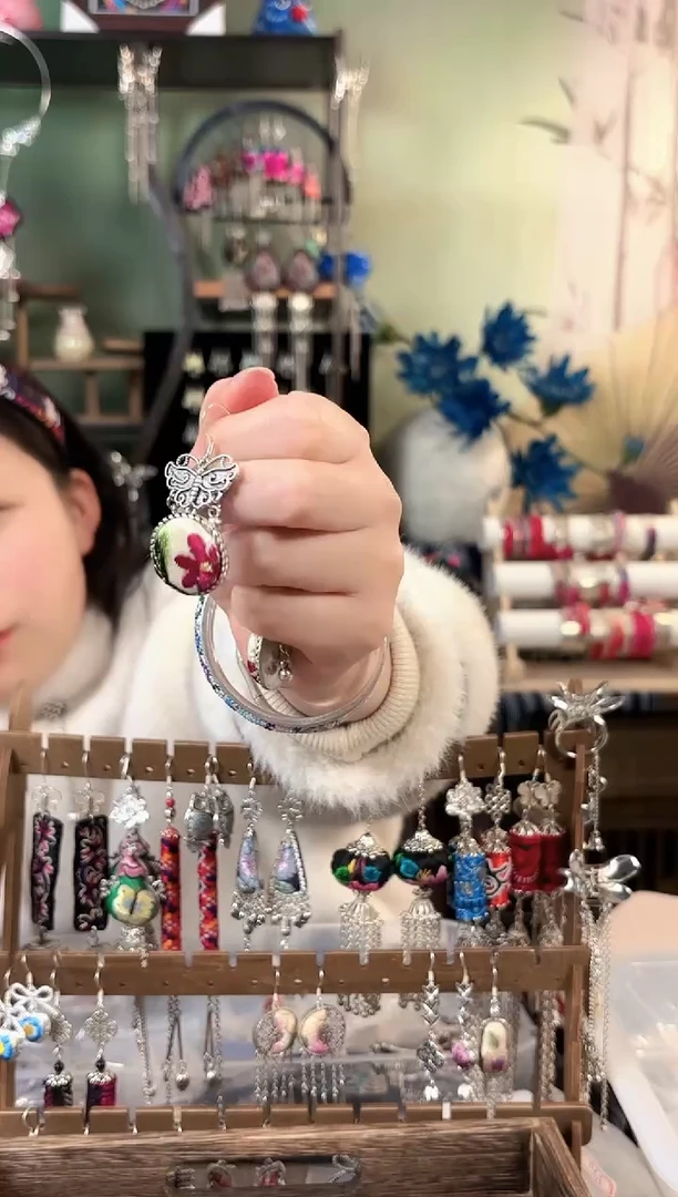 彩云南阁非遗老绣饰品619