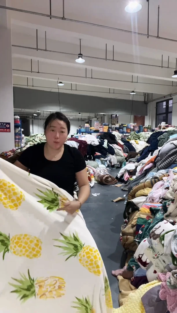 混纺主播手上展示的产品