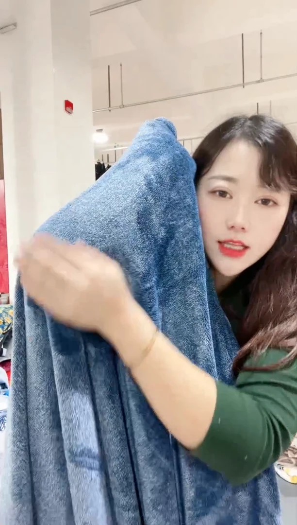 牛奶绒主播手上展示