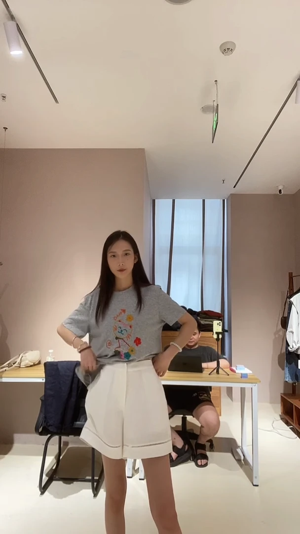 白色短裤M码。。。。。。