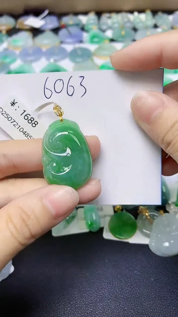 翡翠18K金镶嵌颈饰 天然缅甸翡翠A货