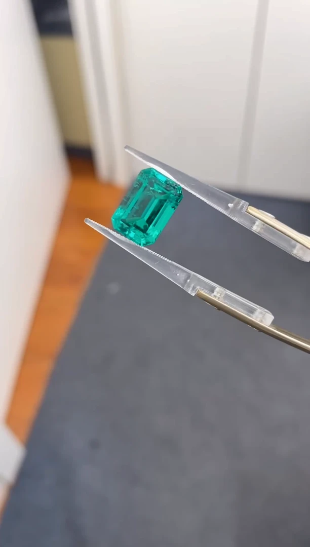 【闪购商品】合成（培育）长石裸石未镶嵌培育哥伦比亚祖母绿5.71ct