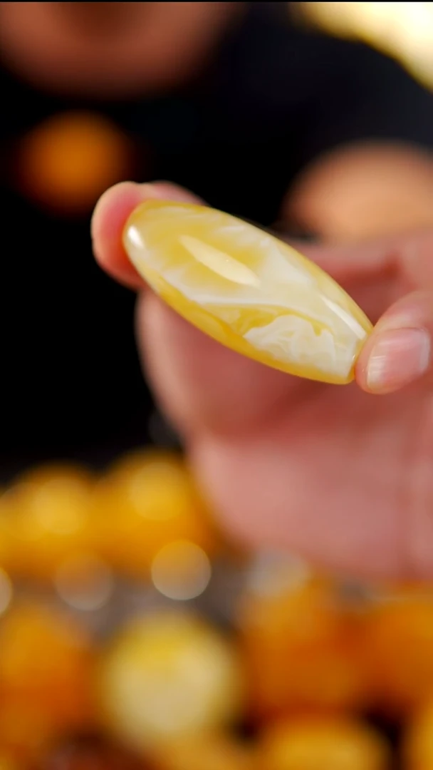 裸石琥珀未镶嵌焦皮料瓷白荧光桶珠16.95