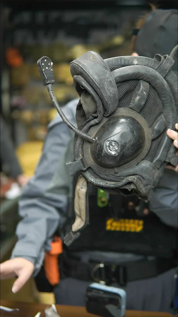 涤纶尔多君事 坦克盔