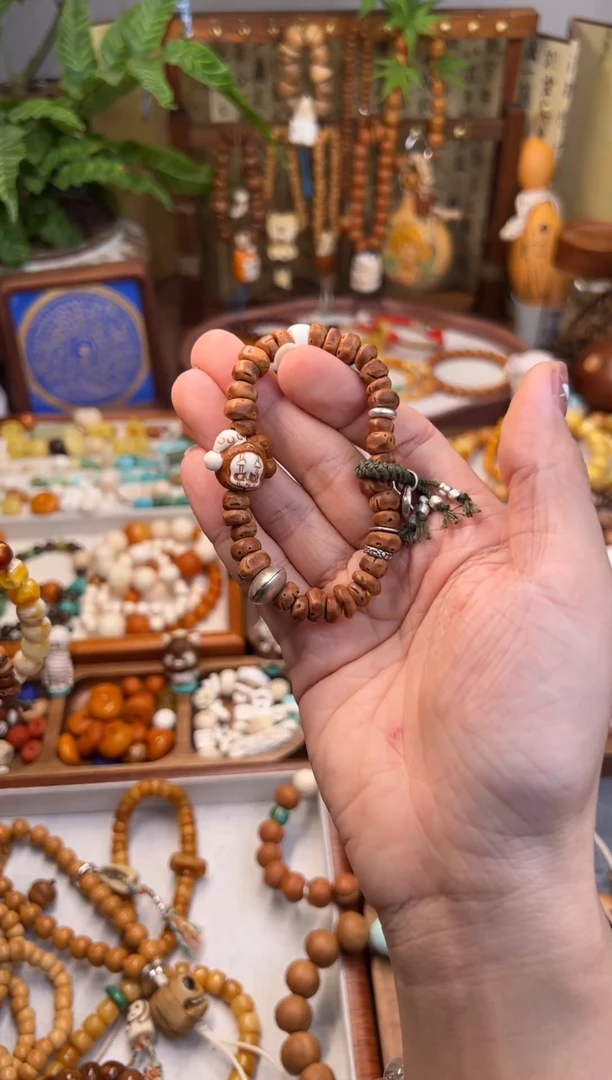 手串桃核寒露蜜桃核异形单圈手串（小丑）