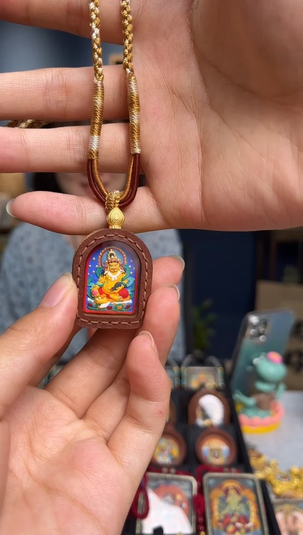 吊坠张****_皮壳黄财神+奶咖绳子扎基拉姆唐卡