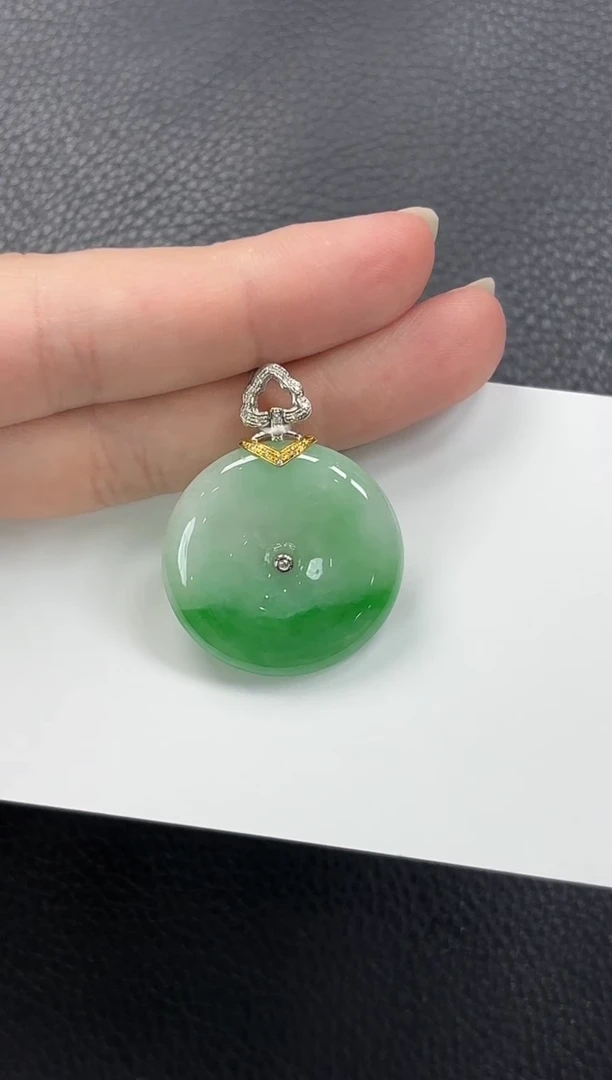 翡翠18K金镶嵌颈饰平安扣