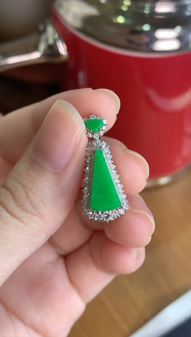 颈饰18K金镶嵌翡翠绿无事牌