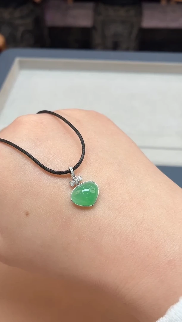 颈饰18K金镶嵌翡翠挂件