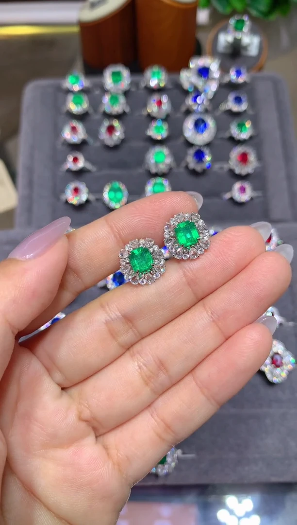耳钉18K金镶嵌祖母绿1.68CT