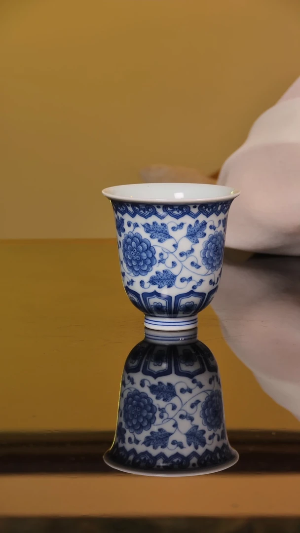 青花缠枝莲闻香杯