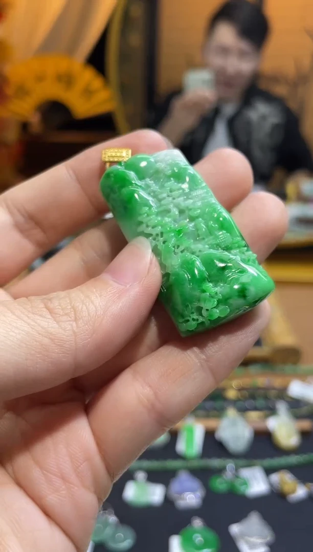 颈饰18K金镶嵌翡翠山水