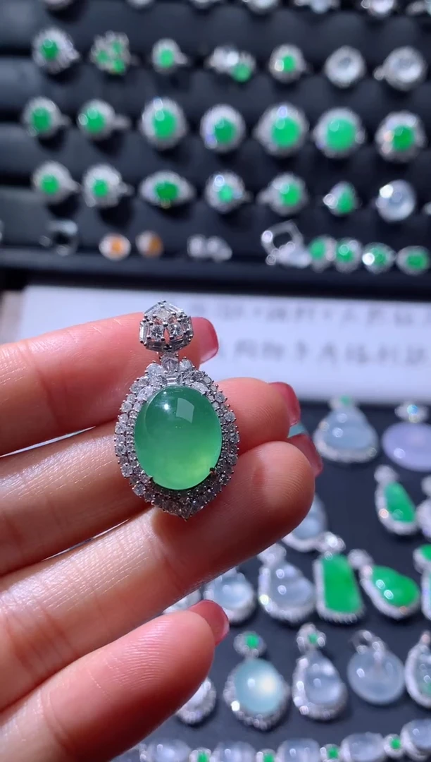 颈饰18K金镶嵌翡翠18K翡翠