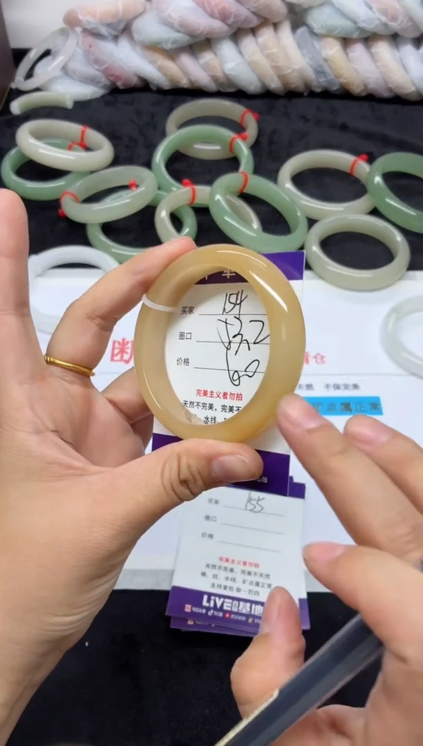 未镶嵌手镯石英质玉154