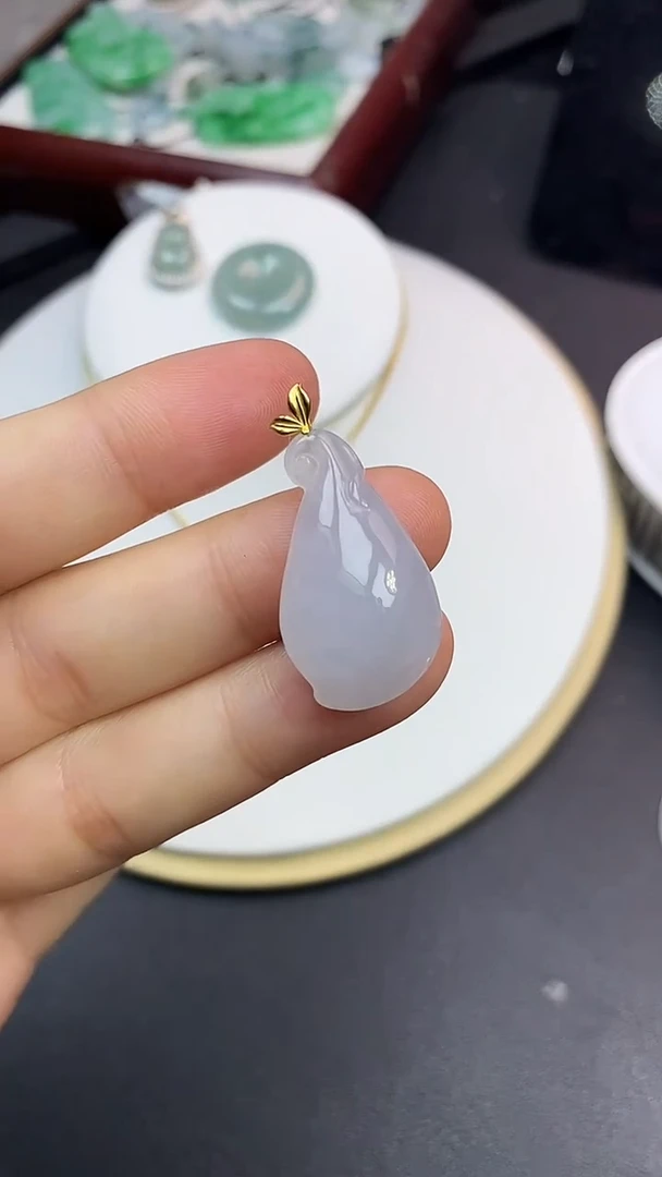 颈饰18K金镶嵌翡翠吊坠