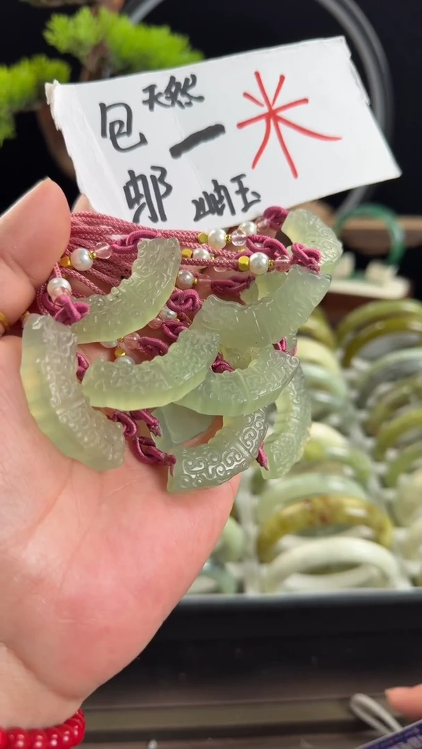 蛇纹石玉未镶嵌颈饰发其中一个