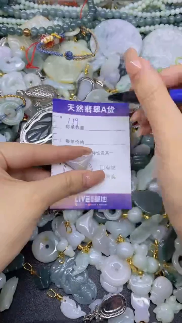 翡翠未镶嵌颈饰天然翡翠A货吊坠批量多样性发一