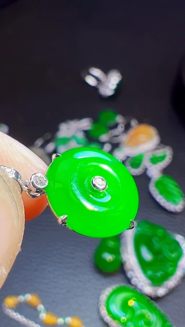 颈饰18K金镶嵌翡翠W*~翡翠