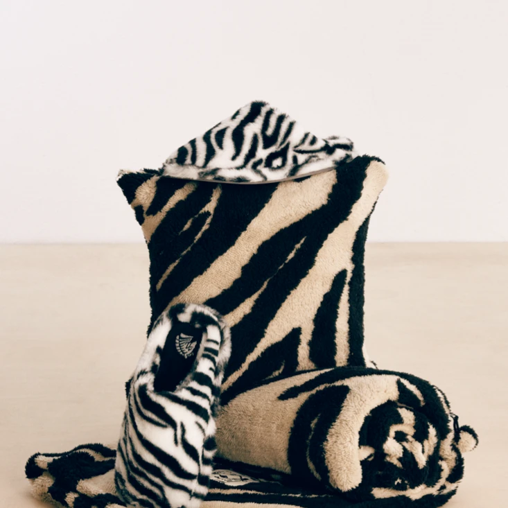 tbh野兽派家居熊猫嘭嘭提花法兰绒抱枕毯车载靠枕毛毯两用午睡毯