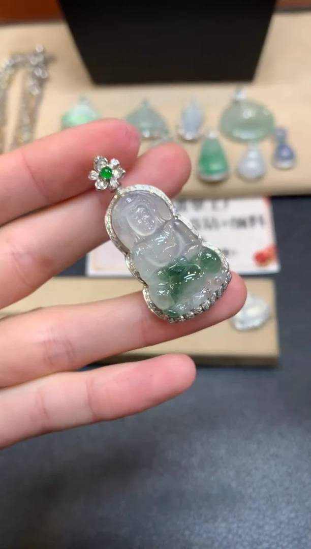【闪购商品】翡翠颈饰18K金镶嵌观音【无服务费】