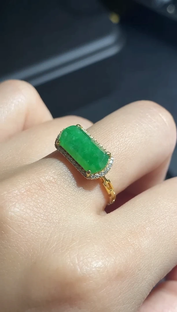 18K金镶嵌戒指翡翠天然缅甸翡翠A货