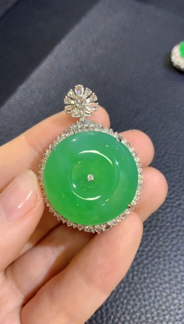 【闪购商品】翡翠吊坠(不含链)18K金镶嵌高冰满绿平安扣