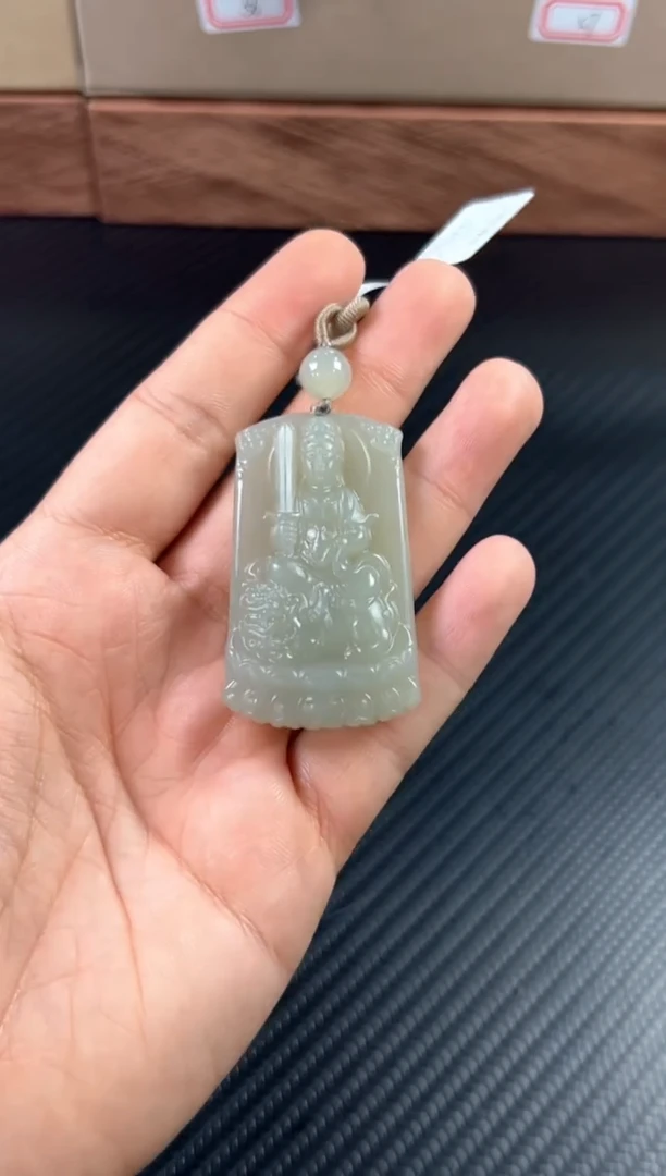 吊坠(赠链)未镶嵌和田玉且末微色差近矿