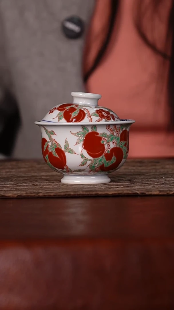 瓷瓷姑娘立勤堂红绿彩桃杯