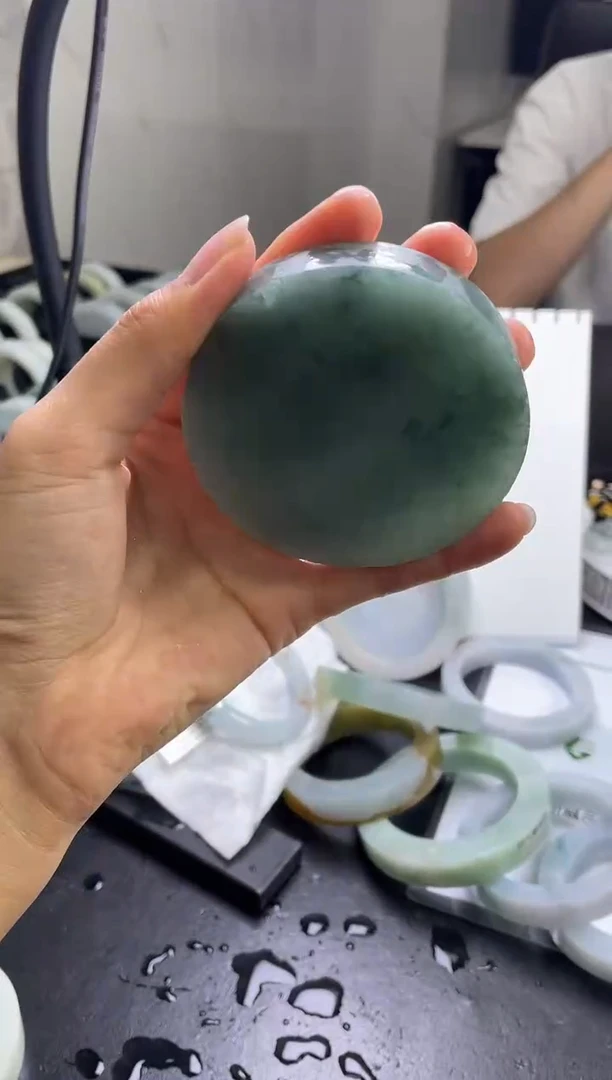 未镶嵌手镯定制翡翠蓝*。手镯