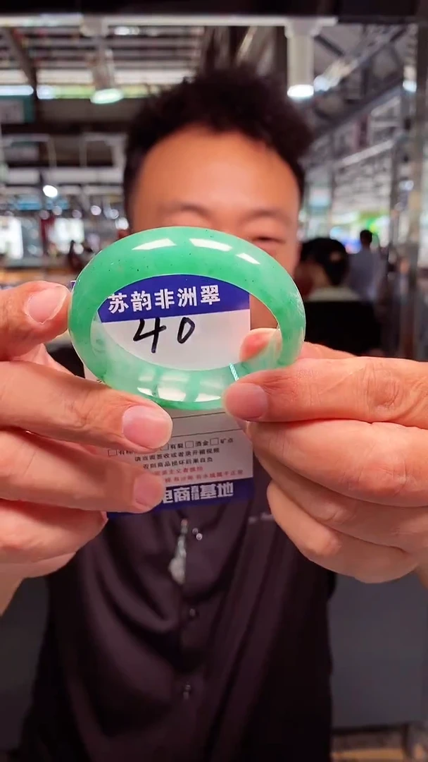 未镶嵌手镯石英质玉（非洲翠）52+