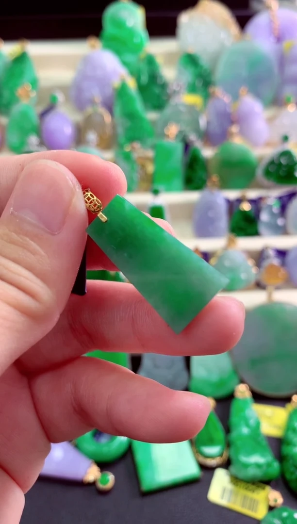 颈饰18K金镶嵌翡翠挂件