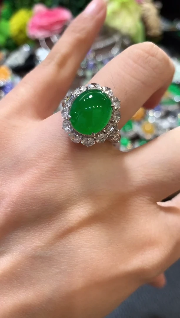 18K金镶嵌戒指翡翠摇****杯m80