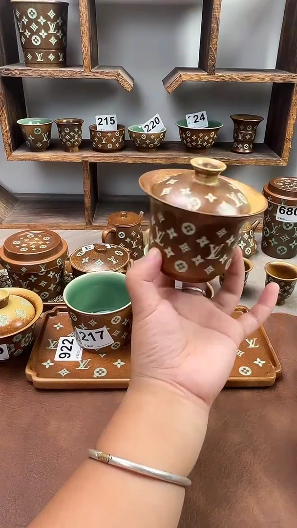 单****记龙泉窑老花马蹄盖碗726