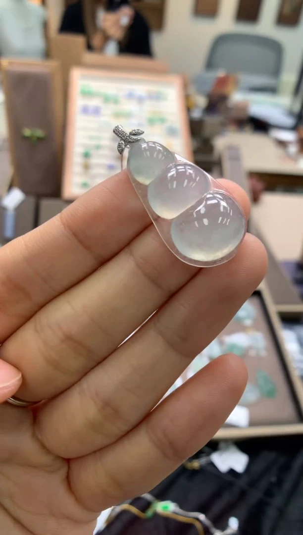 颈饰18K金镶嵌翡翠福豆